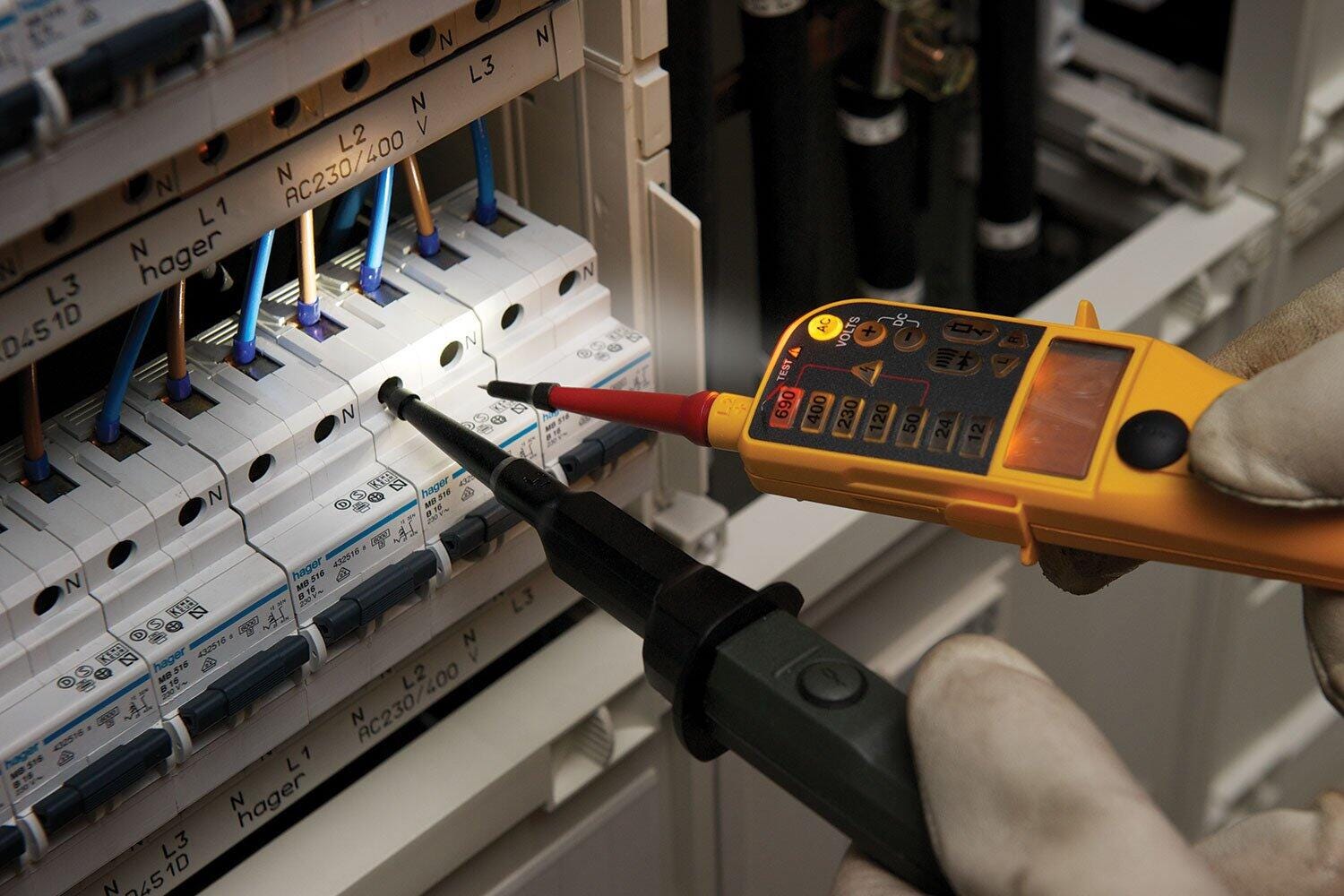 Fluke T150 Voltage and Continuity Tester. 4 ways to see answers. Included torch.